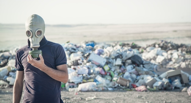 Hombre con máscara de gas al aire libre. Detener la contaminación ambiental