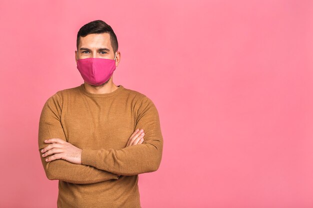 Hombre con máscara higiénica para prevenir infecciones, enfermedades respiratorias transmitidas por el aire como la gripe