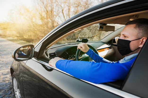 Hombre de la máscara médica en coche.