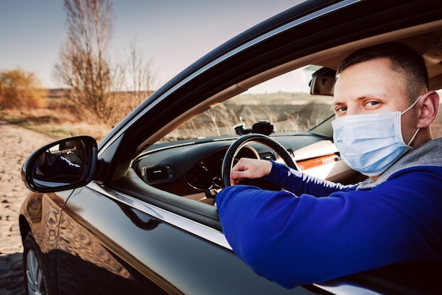 Hombre de la máscara médica en coche.