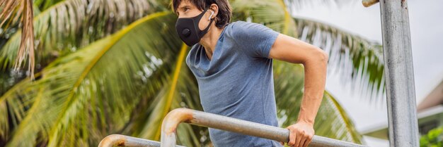 El hombre con una máscara médica practica deportes durante el formato largo de la pancarta de la epidemia de coronavirus