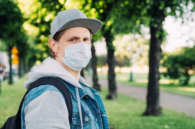 Un hombre con una máscara médica viaja por las ciudades.