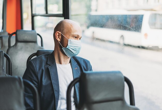 Foto hombre con máscara mientras viaja en autobús