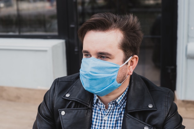 Hombre en máscara protectora, coronavirus, enfermedad, infección, cuarentena, máscara médica