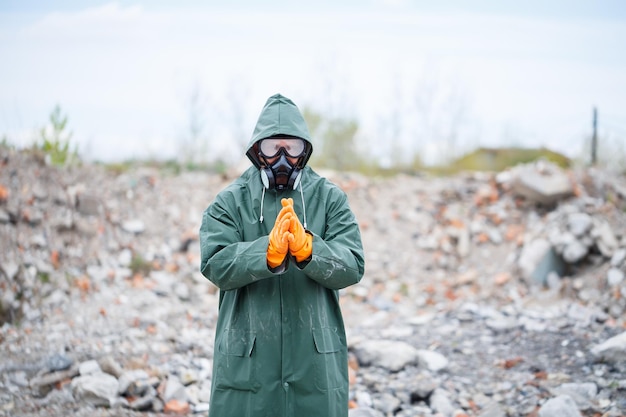 Foto un hombre con una máscara protectora y ropa protectora explora la zona de peligro enfoque selectivo de la catástrofe ecológica