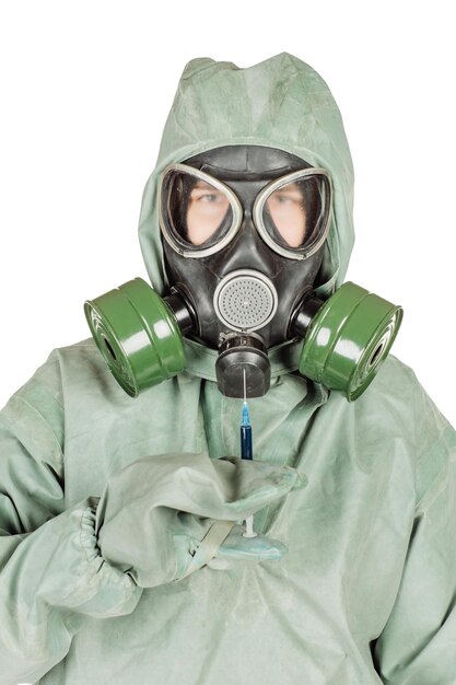 Hombre con máscara protectora y ropa protectora sosteniendo una jeringa con vacuna Retrato aislado sobre fondo blanco de estudio
