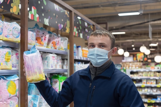 Un hombre con una máscara protectora en un supermercado Comercio minorista Cuarentena