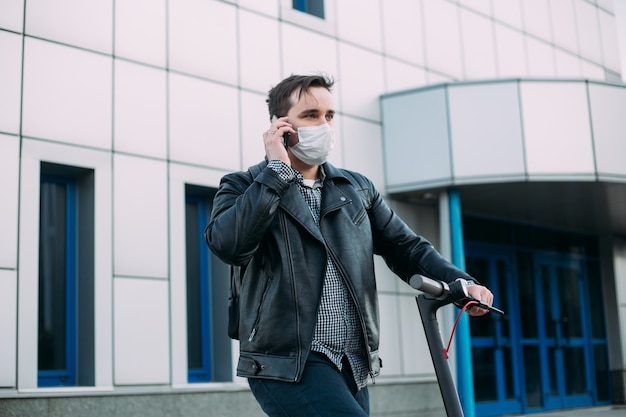 Hombre con máscara protectora mediante teléfono móvil