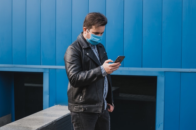 Hombre con máscara con smartphone