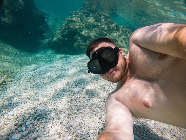 Hombre con máscara de snorkel selfie verano mar vacaciones