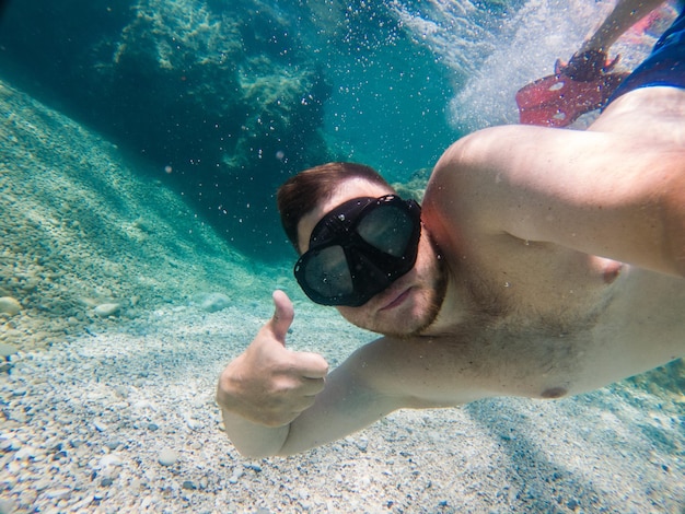 Hombre con máscara de snorkel selfie verano mar vacaciones