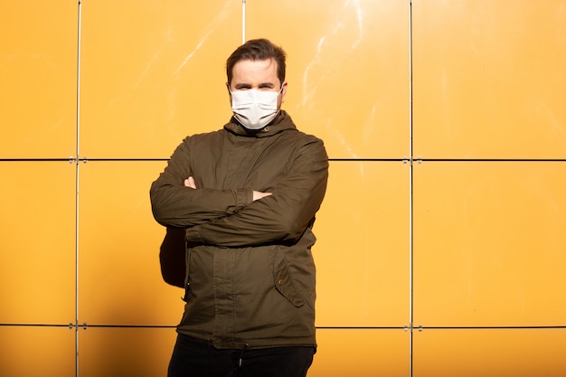 Hombre con mascarilla protectora para la propagación de la enfermedad por coronavirus