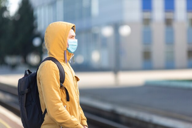 Foto hombre con mascarilla quirúrgica al aire libre