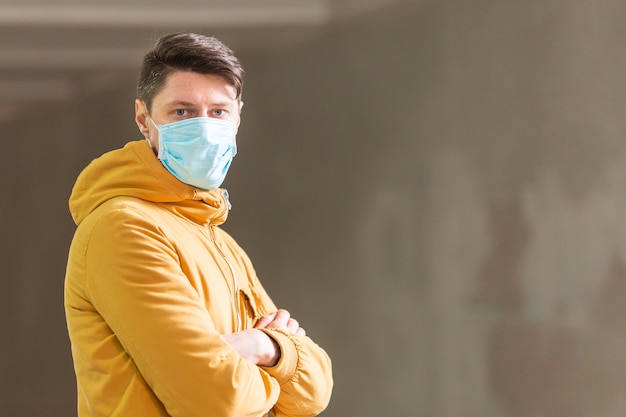 Foto hombre con mascarilla quirúrgica al aire libre