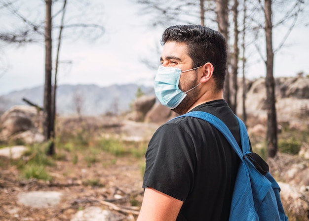 Un hombre con una mascarilla