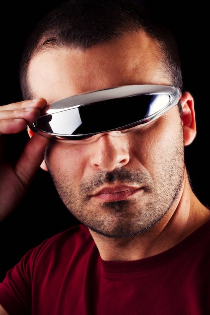 Hombre masculino con gafas futuristas