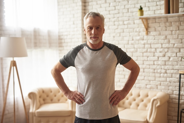 Hombre mayor activo entrenamiento en casa para jubilados.