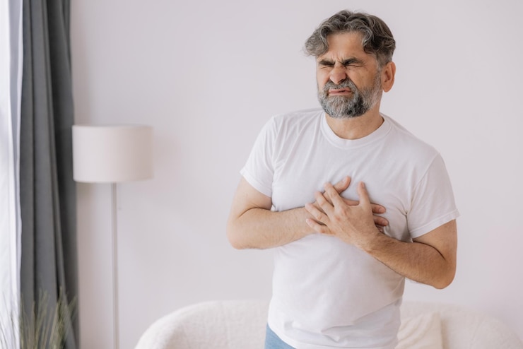 Foto hombre mayor adulto anciano con dolor en el pecho que sufre de ataque cardíaco salud y médico salud del corazón ataque cardíaco día mundial del corazón enfermedad cardiovascular concepto de seguro y hospital