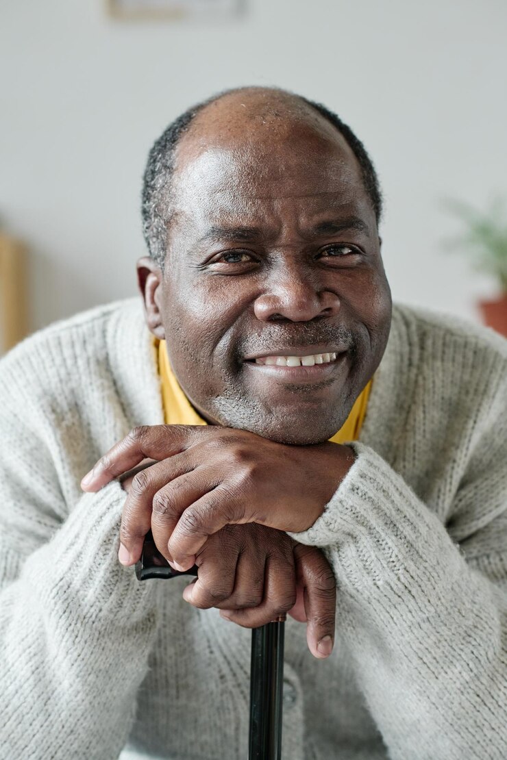 Hombre mayor africano feliz en casa