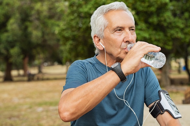 Hombre mayor, agua potable