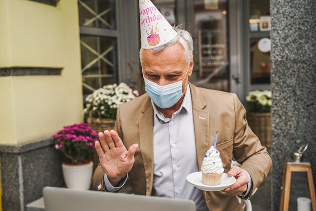 Hombre mayor alegre celebrando su cumpleaños