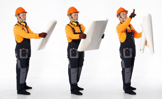 Hombre mayor asiático desgaste uniforme naranja camisa casco y guante de cuero como trabajo de ingeniero en el sitio de construcción. Longitud total de la tableta de plano de retención masculina pequeña corta muchos actos, fondo blanco aislado