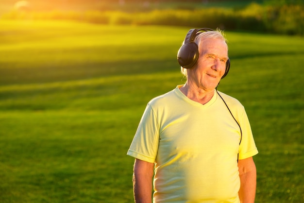 Hombre mayor con auriculares