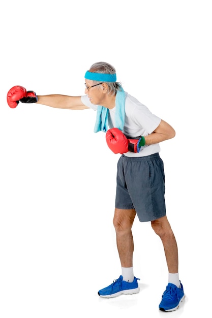 Foto hombre mayor boxeando mientras está de pie contra un fondo blanco
