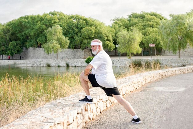 Hombre mayor calentando antes de correr