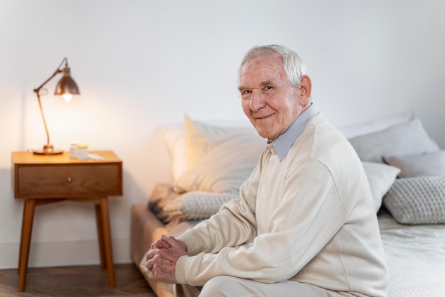 Hombre mayor en casa esperando una cita con el médico