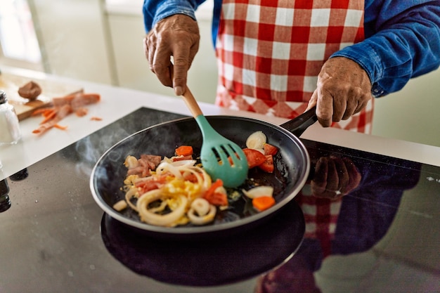 hombre mayor, cocina, en, cocina