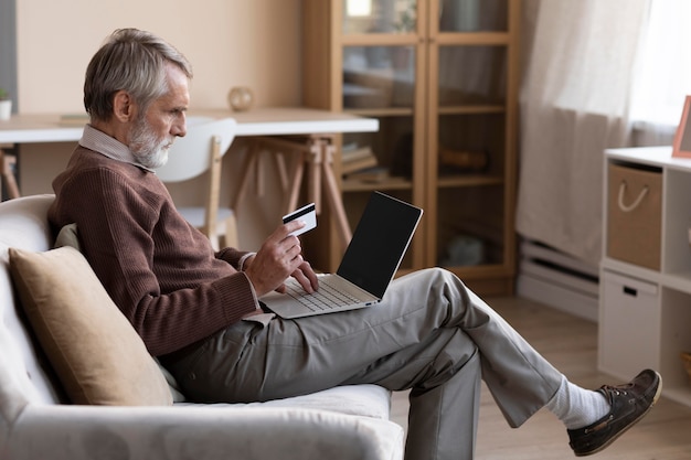 Hombre mayor comprando online