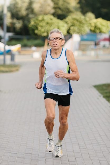 Foto el hombre mayor se dedica a correr al aire libre. foto de alta calidad