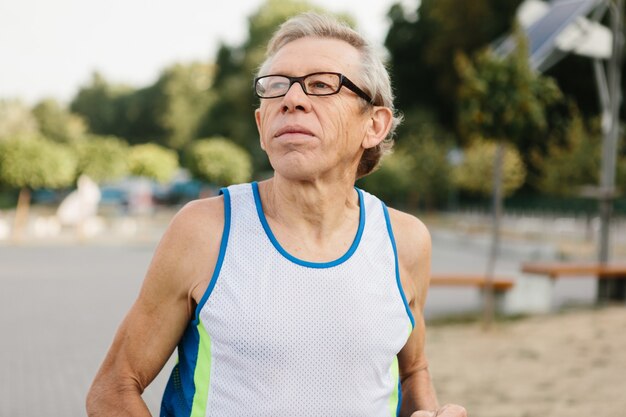 El hombre mayor se dedica a correr al aire libre. Foto de alta calidad