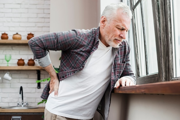 Foto hombre mayor con dolor de espalda