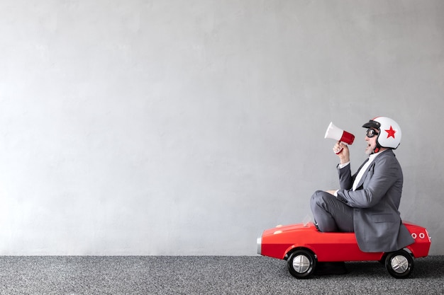 Hombre mayor, equitación, coche de juguete