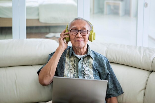 Hombre mayor escuchando música con auriculares