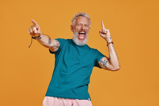 Foto hombre mayor feliz manteniendo los brazos extendidos y gritando