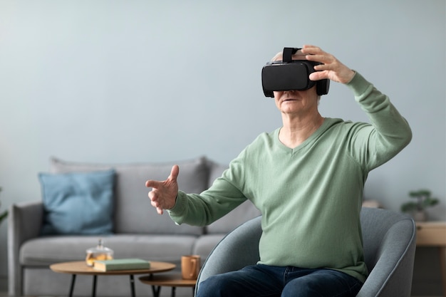 Foto hombre mayor con gafas de realidad virtual