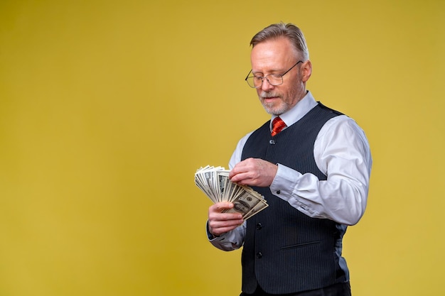 Hombre mayor ganando su dinero Hombre serio mirando los dólares Hombre feliz disfrutando del concepto de dinero