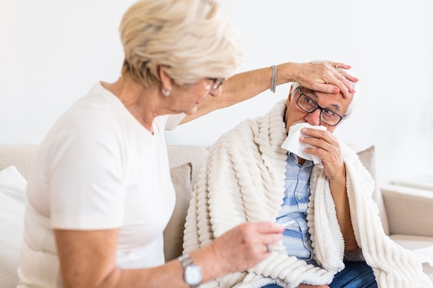 Hombre mayor con gripe y congestión nasal