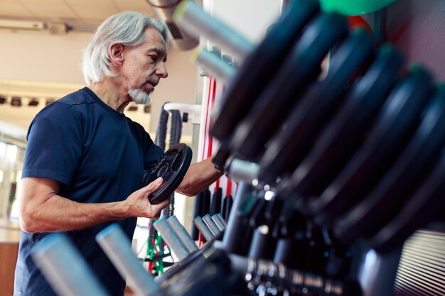 Hombre mayor haciendo ejercicio en el gimnasio