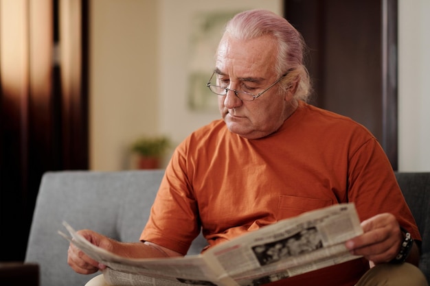 hombre mayor leyendo periódico