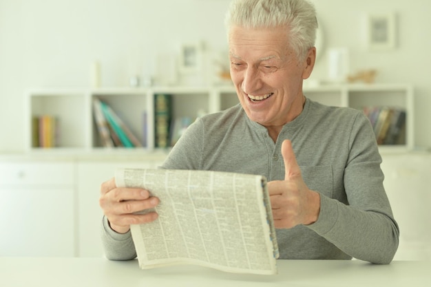 hombre mayor leyendo periódico