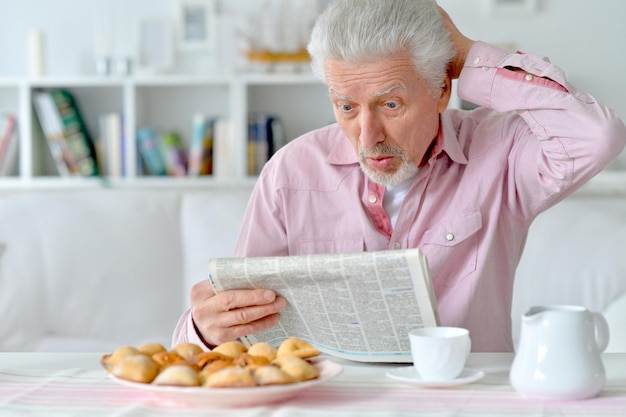 hombre mayor leyendo periódico