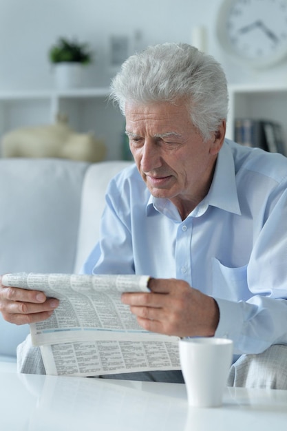 hombre mayor leyendo periódico