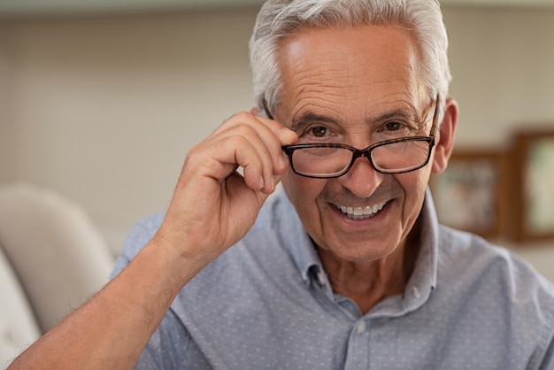 Hombre mayor, llevando gafas