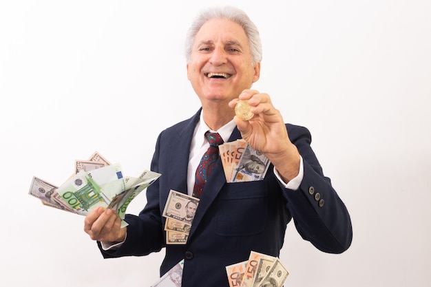 Foto hombre mayor, con, mucho dinero, fondo blanco