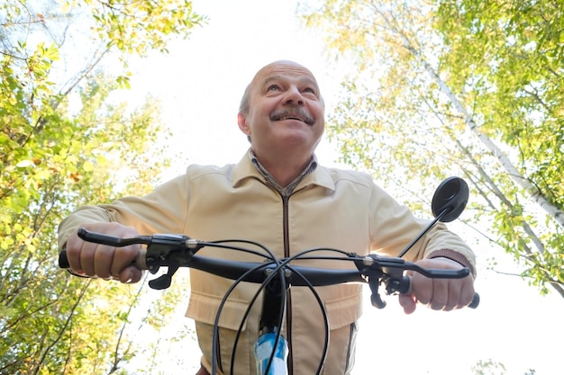 Hombre mayor en paseo en bicicleta en el campo