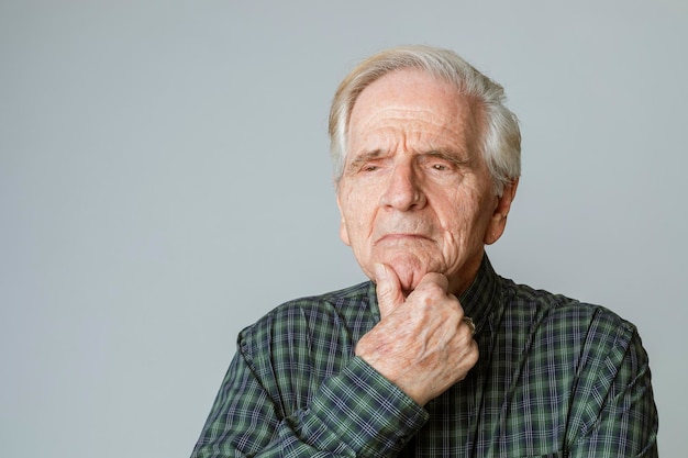 hombre mayor, con, pelo blanco, pensamiento